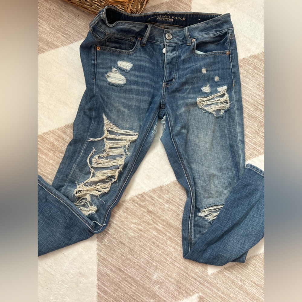 American eagle heavy distressed Blue Jeans